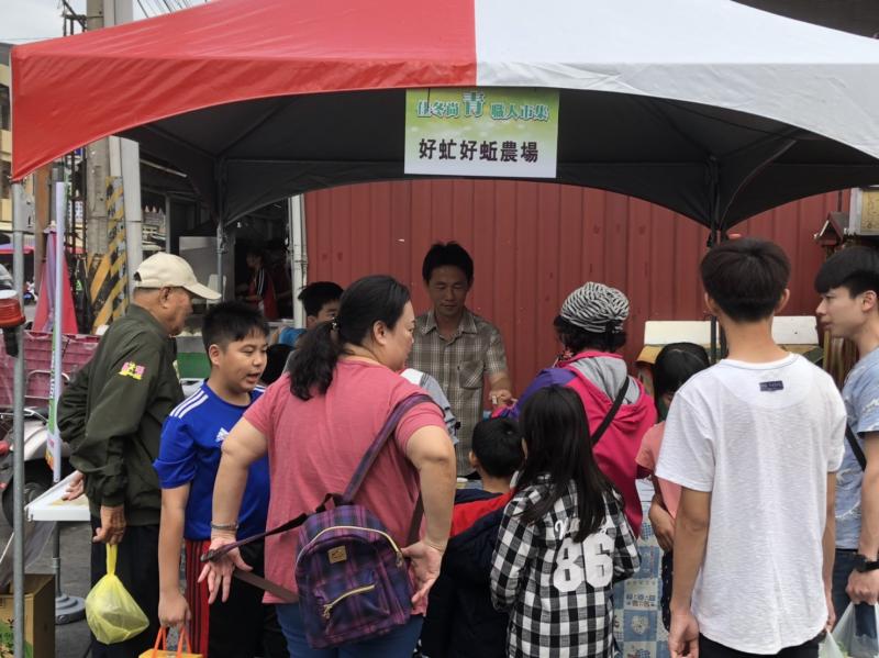 佳冬尚青職人市集雖然攤位只有十個，但每個都是在地建立深遠品牌的職人，仍然成功吸引許多人潮前來採購