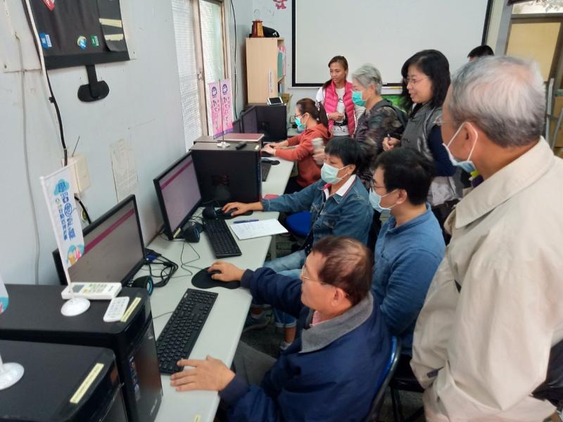 凡有辦理關懷據點業務的社區單位都來認真學習