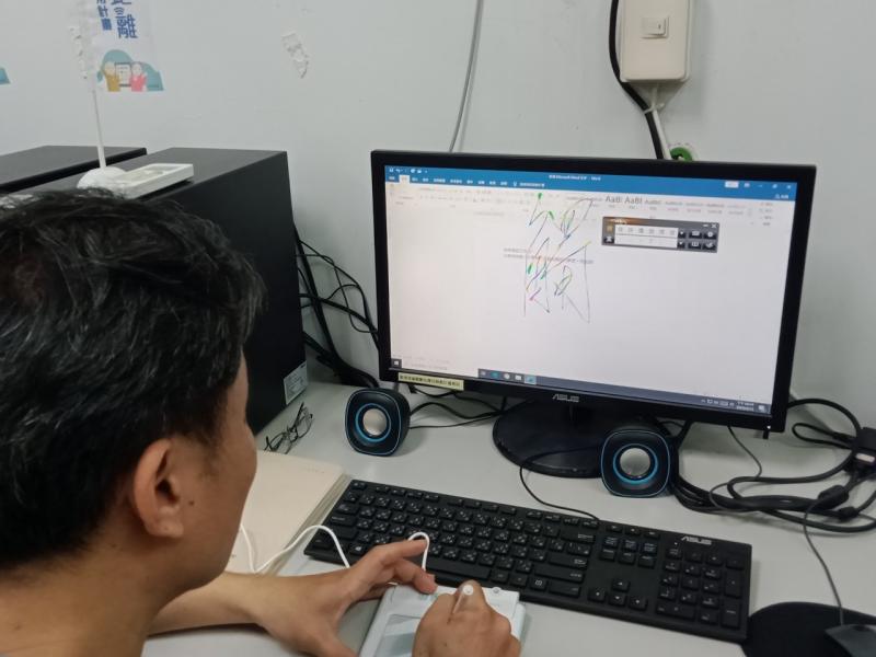 雖然打字慢，但DOC也會協助邱勝家找到合適的作業方式，例如提供手寫板