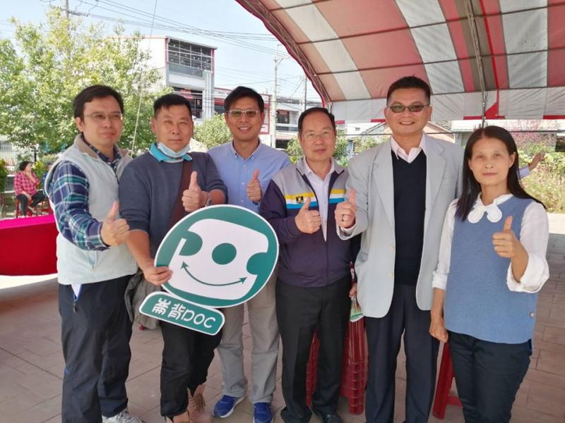 崙小與縣府參與人員合影。