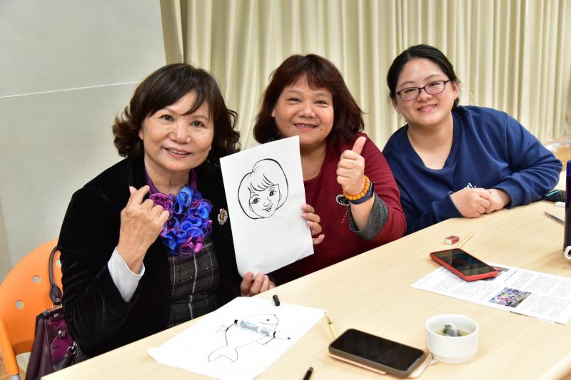 通宵DOC繪製生動的線稿，再進入AI插畫軟體轉成數位檔。