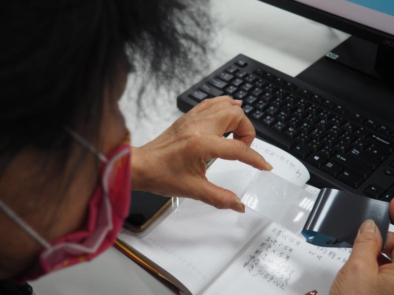 學員拿到放大鏡測試