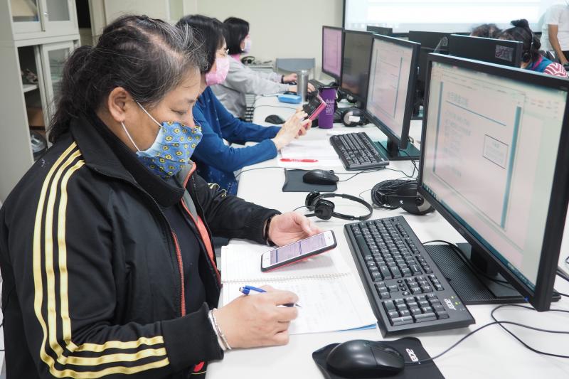 學員認真作筆記