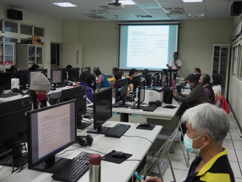 講師認真講課，學員認真聽課