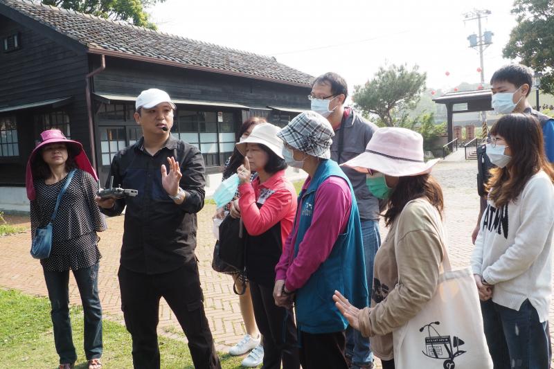 講師指導學員操作空拍機