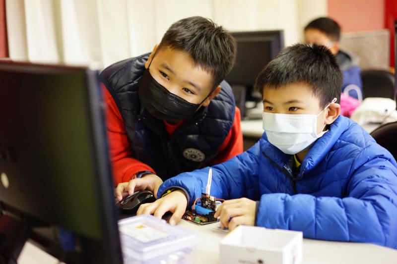 <p>竹山數位機會中心利用寒假，邀請學習資源相對弱勢的孩子一起來體驗創客新玩法，孩子正專注討論程式的寫法。</p>