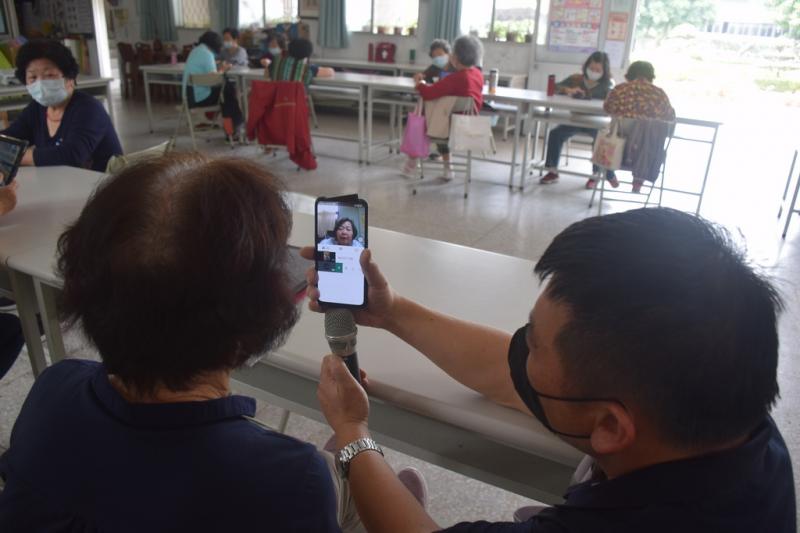 透過遠端視訊跟南高輔導團隊請來的藥劑師連線問診。