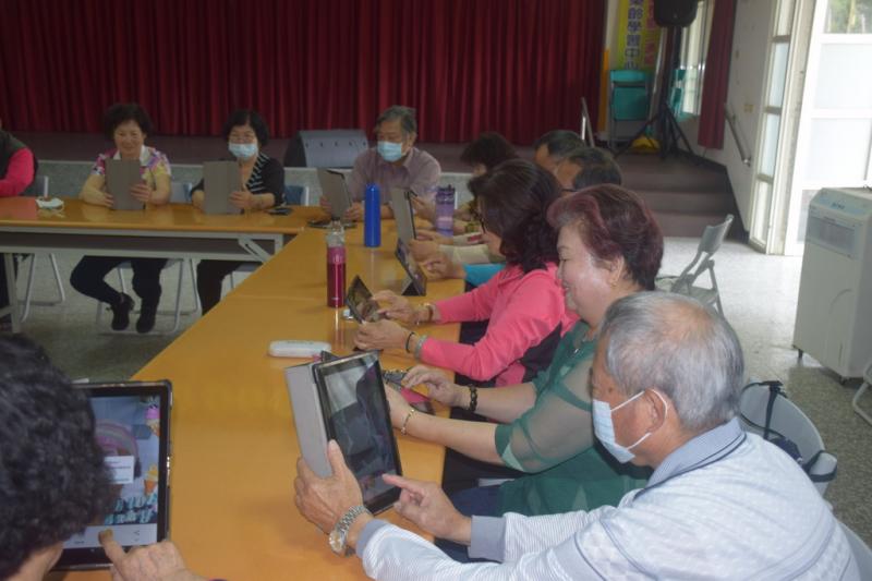 學員透過特效相機呈現不同效果。