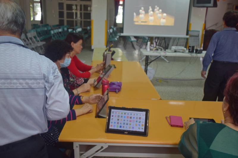 學員現場體驗保齡球操作玩法。