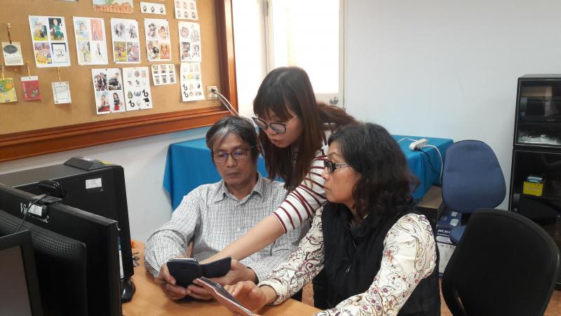 學員參與數位課程，學習手機操作