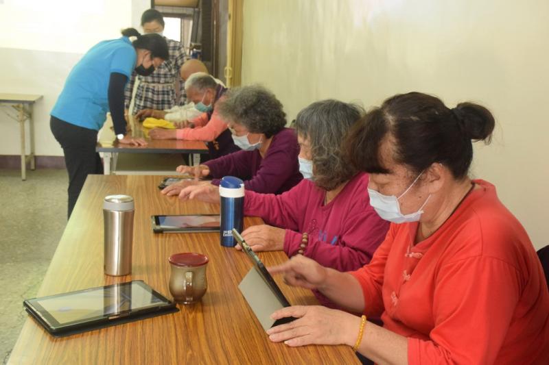 學員體驗平板遊戲的樂趣。