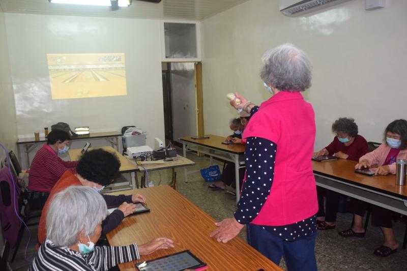 學員參與實體遊戲機體驗。