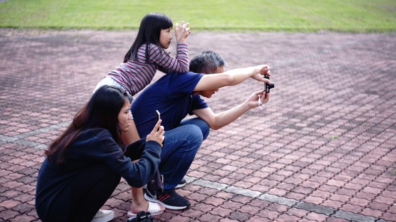 南澳DOC親子攝影課程，曾老師帶學員穿梭校園尋找好畫面。