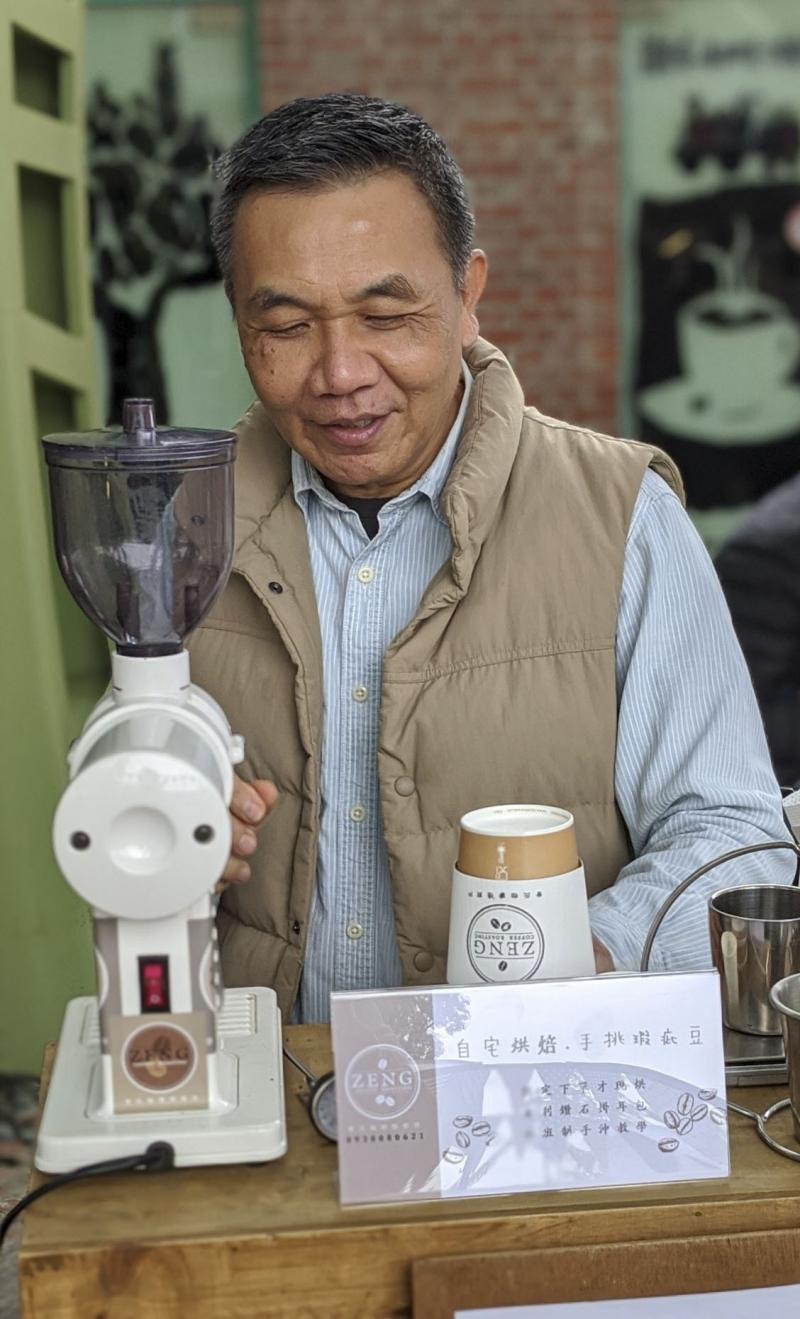 曾老師平常經營咖啡店，宜蘭許多假日市集都能看見他的蹤影。