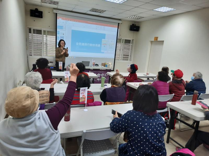 在雅萍老師的課堂上，可以看到學員踴躍舉手發問，和老師的互動很好