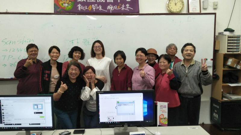 老師和學員開心地合影留念