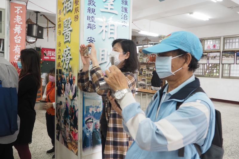 寶梅認真拍照中