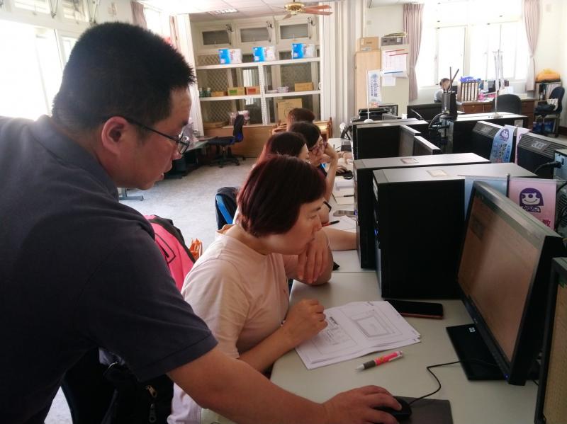 學員在操作上有問題，老師會再一次講解。