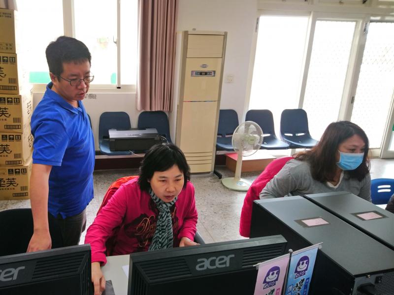 同學討論操作不步驟，互相學習。