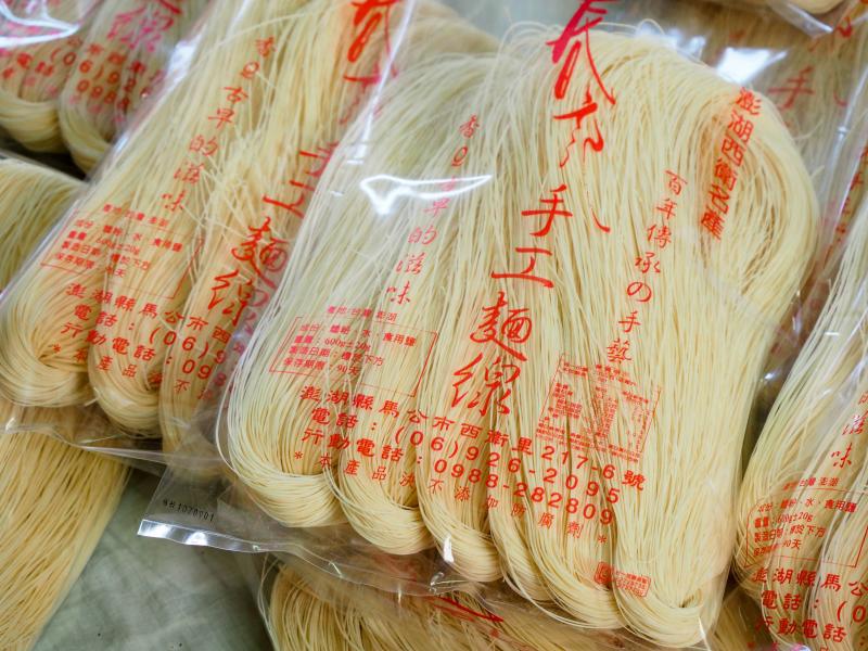 日頭曝曬、海風吹拂，讓麵條中的水份和鹽份會慢慢蒸發，卻保留住麵香