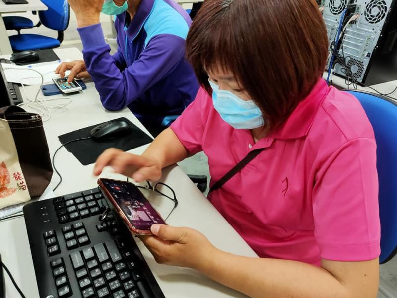 恩...我要放什麼音樂進去呢