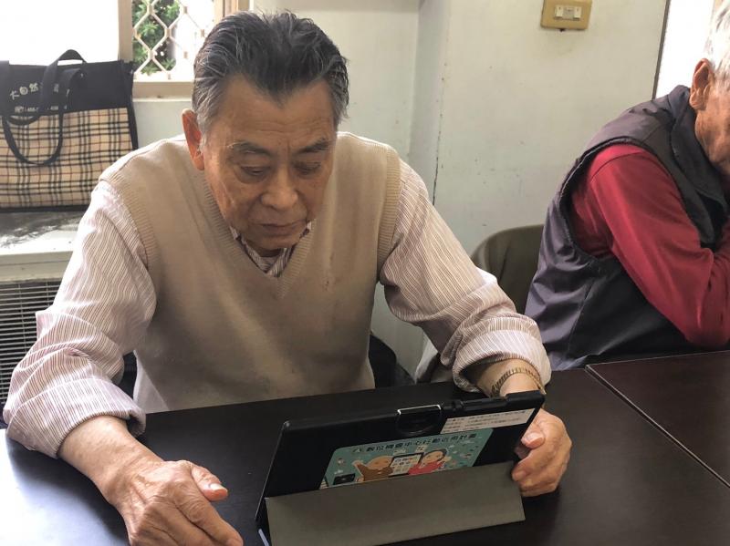 課程中，郭亨德很認真聽講，並且跟著講師步驟完成課程任務。