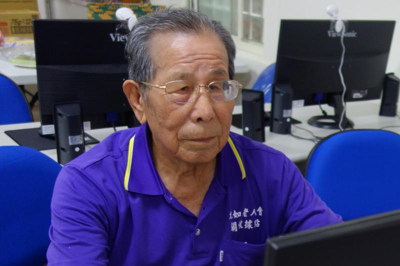 我有空就來九如DOC教室練習打電腦，有時上網看資料，有時找遊戲來玩，不僅增加知識也消遣時間。