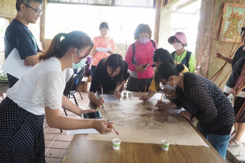 大家合力畫出植物圖案