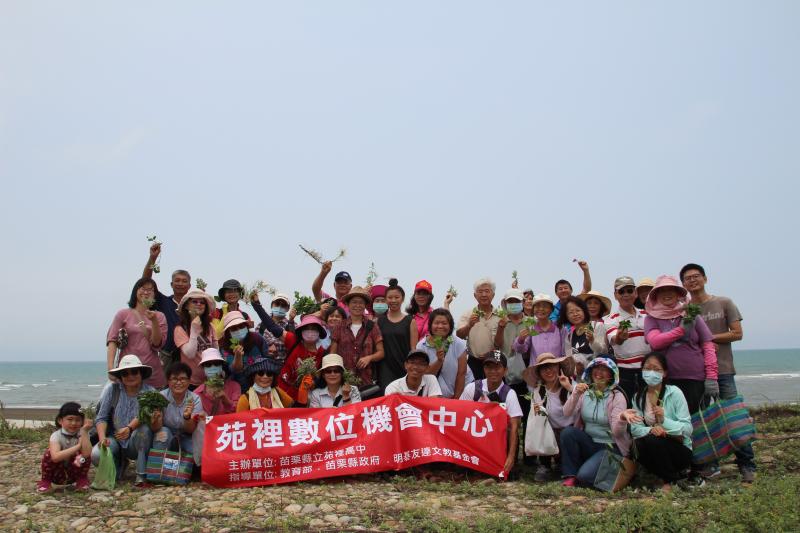 一路採集到了海邊，大家合影