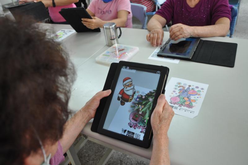 <p>結合近用平板課程至名間鄉中正村授課，運用平板APP讓手作繪畫也能栩栩如生的活動起來，伴隨著耆老的成就感與好奇心，讓社區中的長者們知道資訊科技離他們不遠！</p>