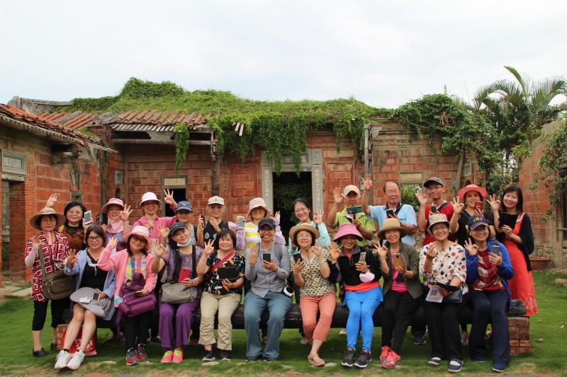 王家古厝前 合影