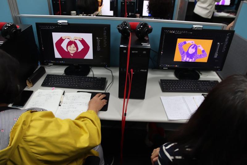 學員們使用 Photoshop 軟體，將自己的照片轉化成普普藝術風。
