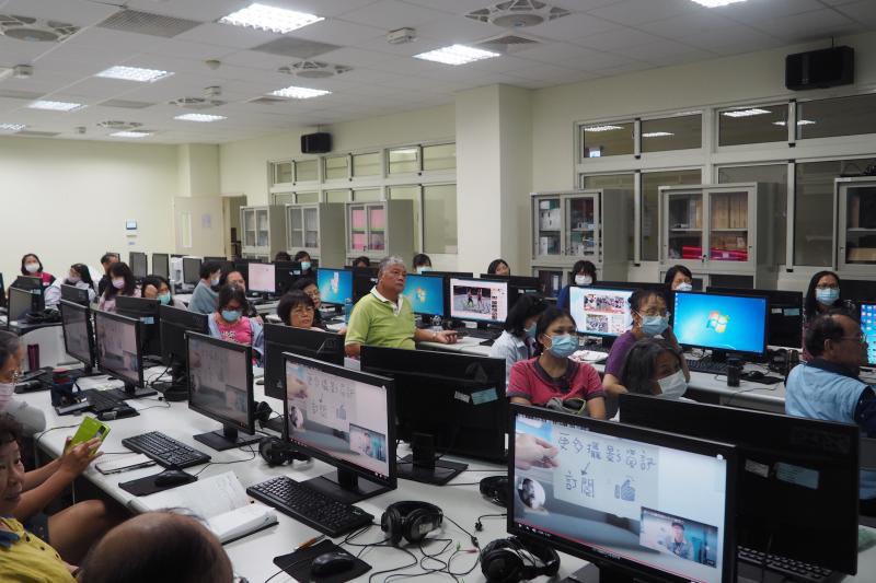 學員們認真聆聽老師講課