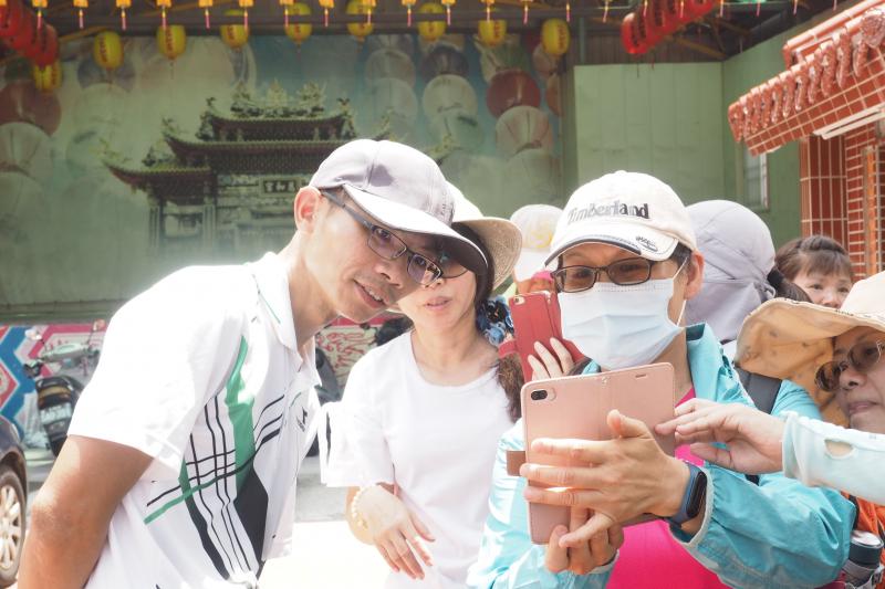 講師與學員觀看剛拍好的影片