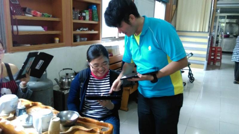 許斯文到南澳國小任教後，也與當地樂齡中心長輩及人員互動良好