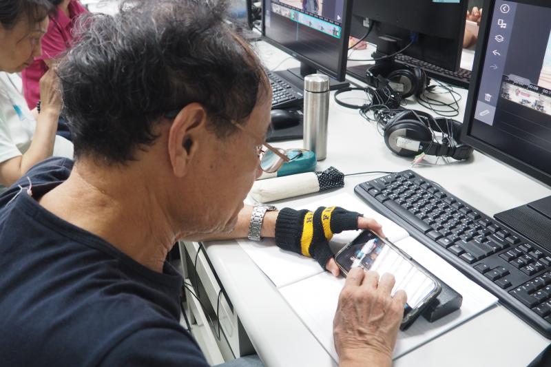 認真剪輯影片中