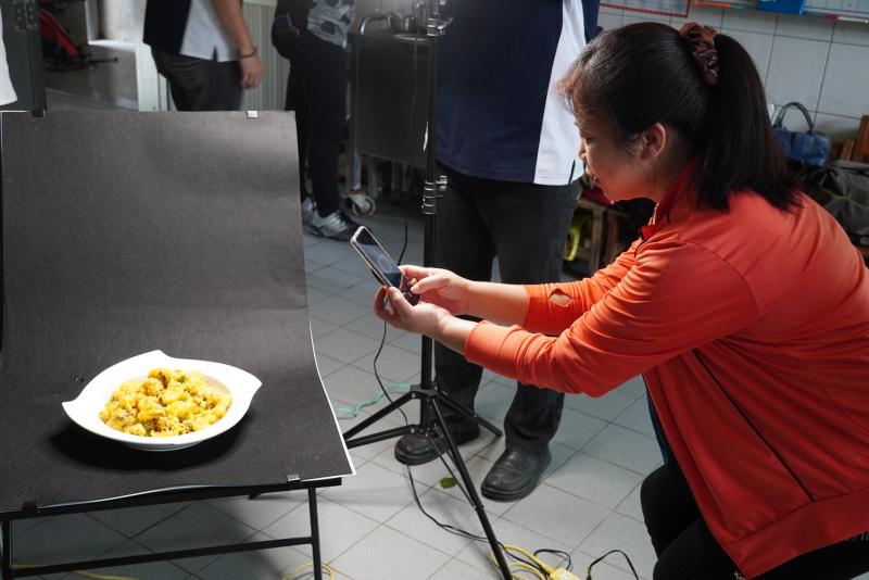 <p>魚池DOC今年開設「在地美食 i 記錄」課程，特邀曾擔任國宴主廚的潘岱儒廚藝總監為學員示範魚池在地美食，學員使用數位攝影及工具拍攝菜餚，準備後製成數位食譜。</p>