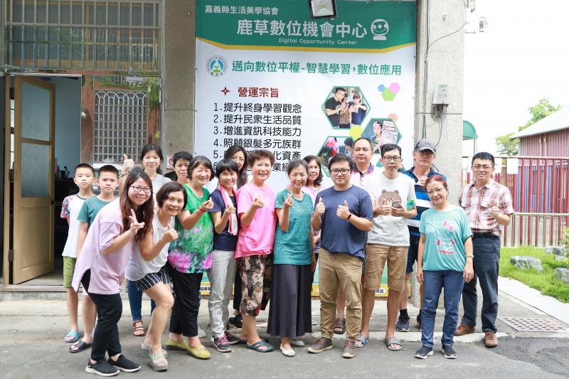 學員劉新春好學不倦，也透過數位課程認識許多同行學員。
