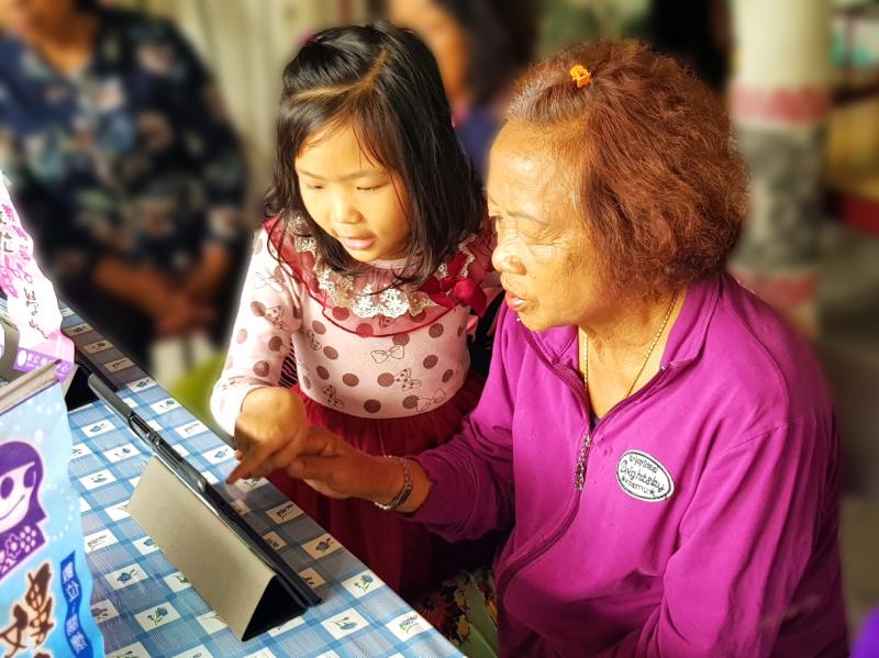<p>這位阿嬤帶著孫女一同前來參與數位平板課程，孫女在旁協助老花眼的阿嬤，兩人認真的一起練習平板操作。因為數位學習，讓我們看到如此溫馨可愛的畫面。</p>
