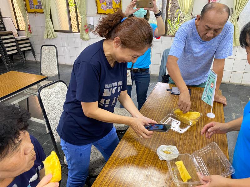 <p>大樹DOC至竹寮社區開設行動分班，老師教導學員使用手機拍攝鳳纖紙創作過程，一步一步將大樹特有文化記錄下來。</p>