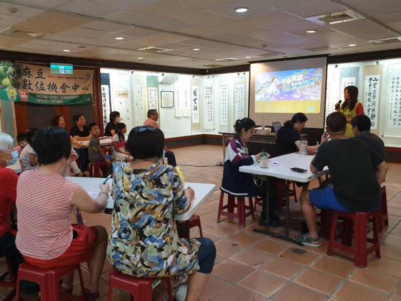 陳秋宏議員助理—李淑鳳特地參與宣導麻豆在地聯絡群組的開設