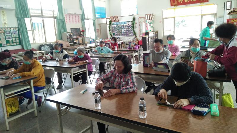 【環湖社區民眾體驗數位科技】學習新事物，學員們笑呵呵。-封面照