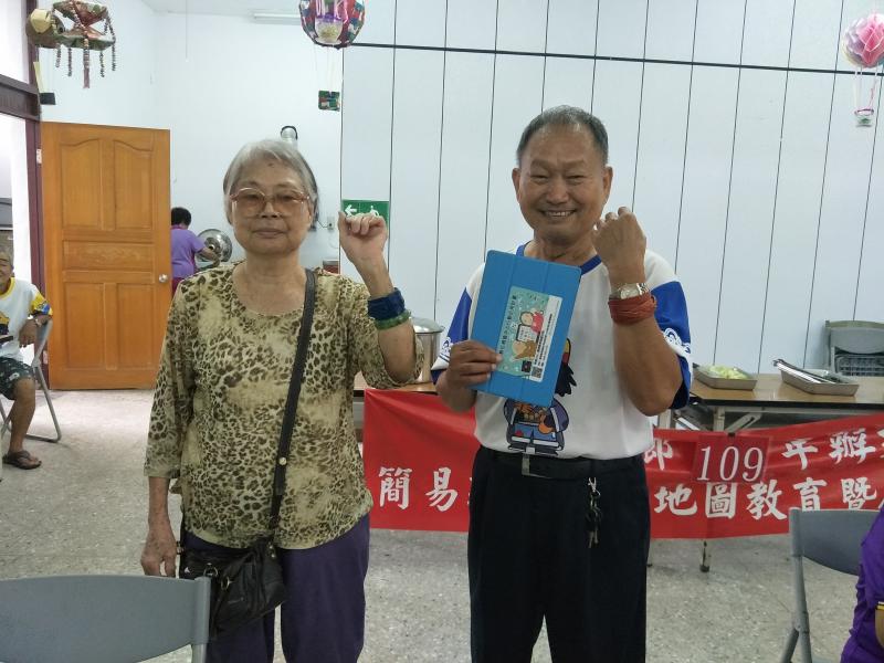    且平板螢幕大，找資料看影片不吃力，我雖然是用5.5 吋的手機介面不算小，但對於我的年紀而言，長時間盯著螢幕還是很傷眼的。而且我也發現有別於手機的一個好處： 我有時早上會在youtube找健康操跟著做，但礙於手機介面，我還得做到一半就按