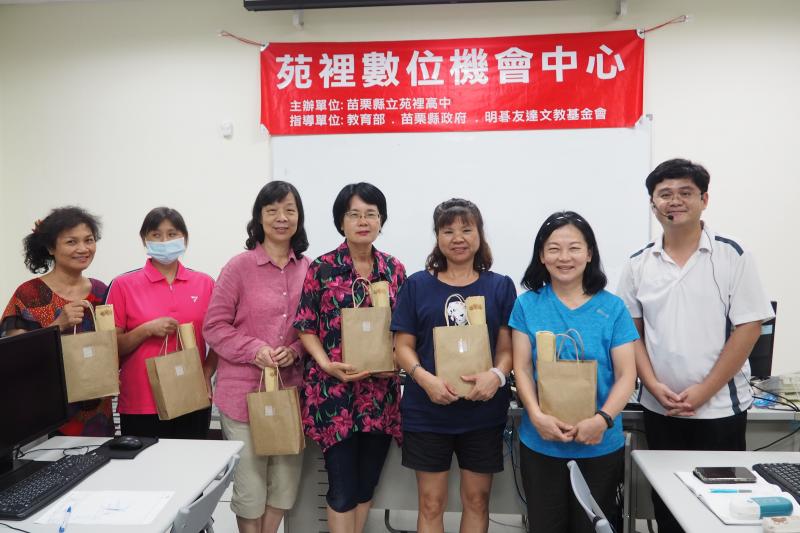 頒發輔導團加碼學習中心競賽的獎品給學員 獲獎學員合影