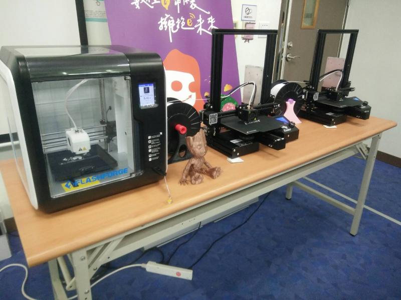 認識機器種類，如何使用，了解3D列印的種類及成型原理和如何分辨3D列印材料。