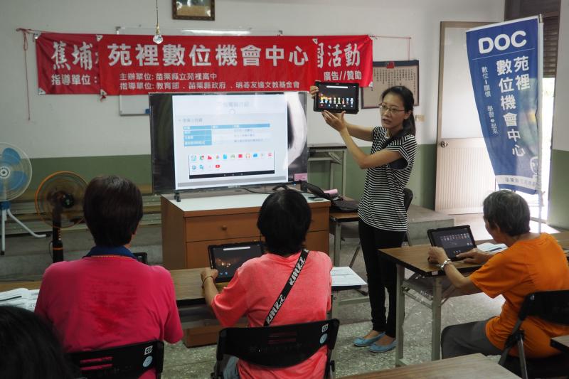 講師認真講課，學員認真聽課練習