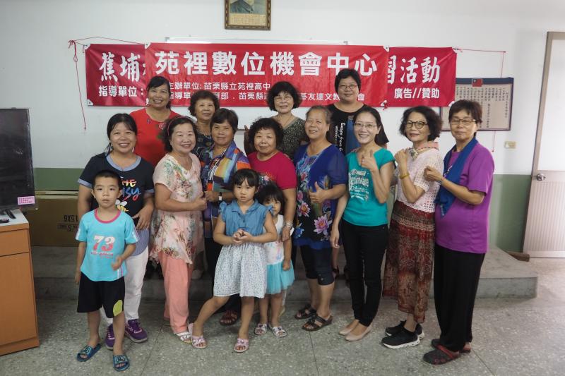 「生活平板應用」課程合影