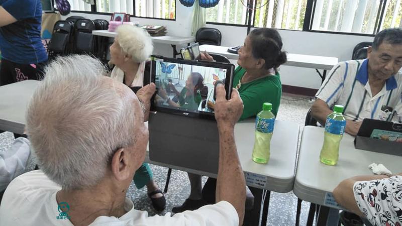 <p>七月二十二ㄖ在礁溪鄉二結社區活動中心先帶領長者們對平板有興趣，再近一步說明自己的健康資料也可以在網路上查閱。</p>