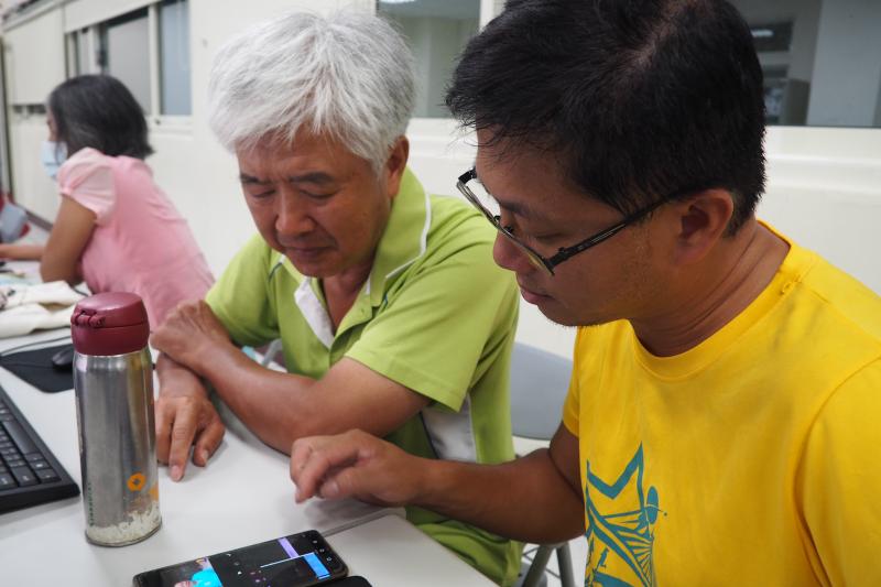 老師指導學員剪輯軟體