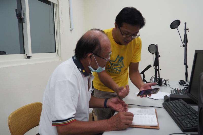 老師教導學員配音操作